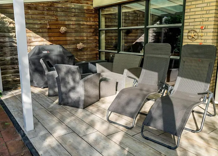 Casa vacanze Furnished With Garden Sint Maartensvlotbrug