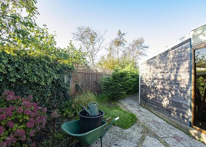 Casa vacanze Furnished With Garden Sint Maartensvlotbrug